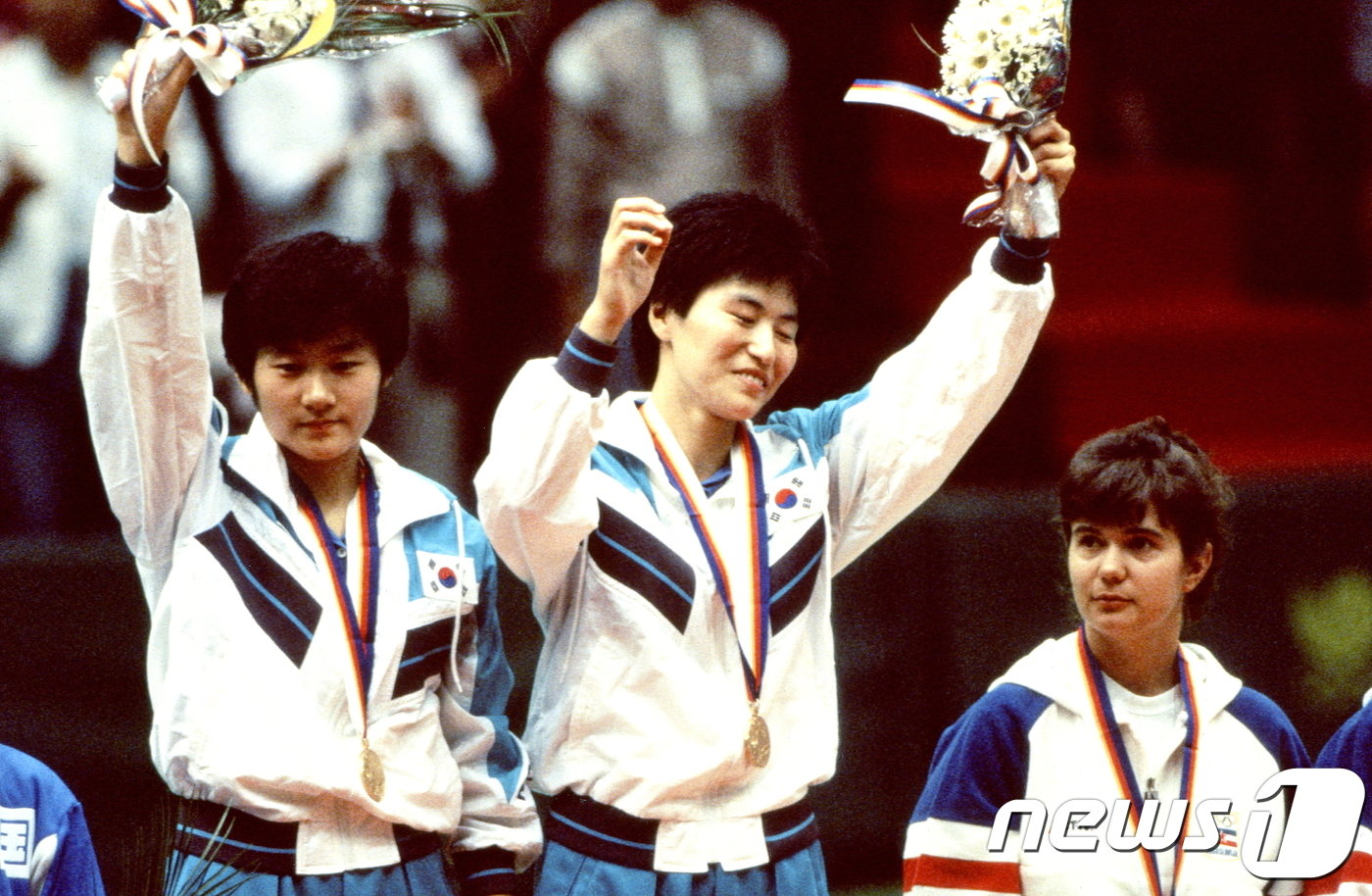 본문 이미지 - 88서울올림픽 때 양영자(오른쪽)-현정화는 중국의 자오즈민-첸징조를  꺾고 금메달을 목에 걸었다. (사진제공=대한체육회) ⓒ 뉴스1