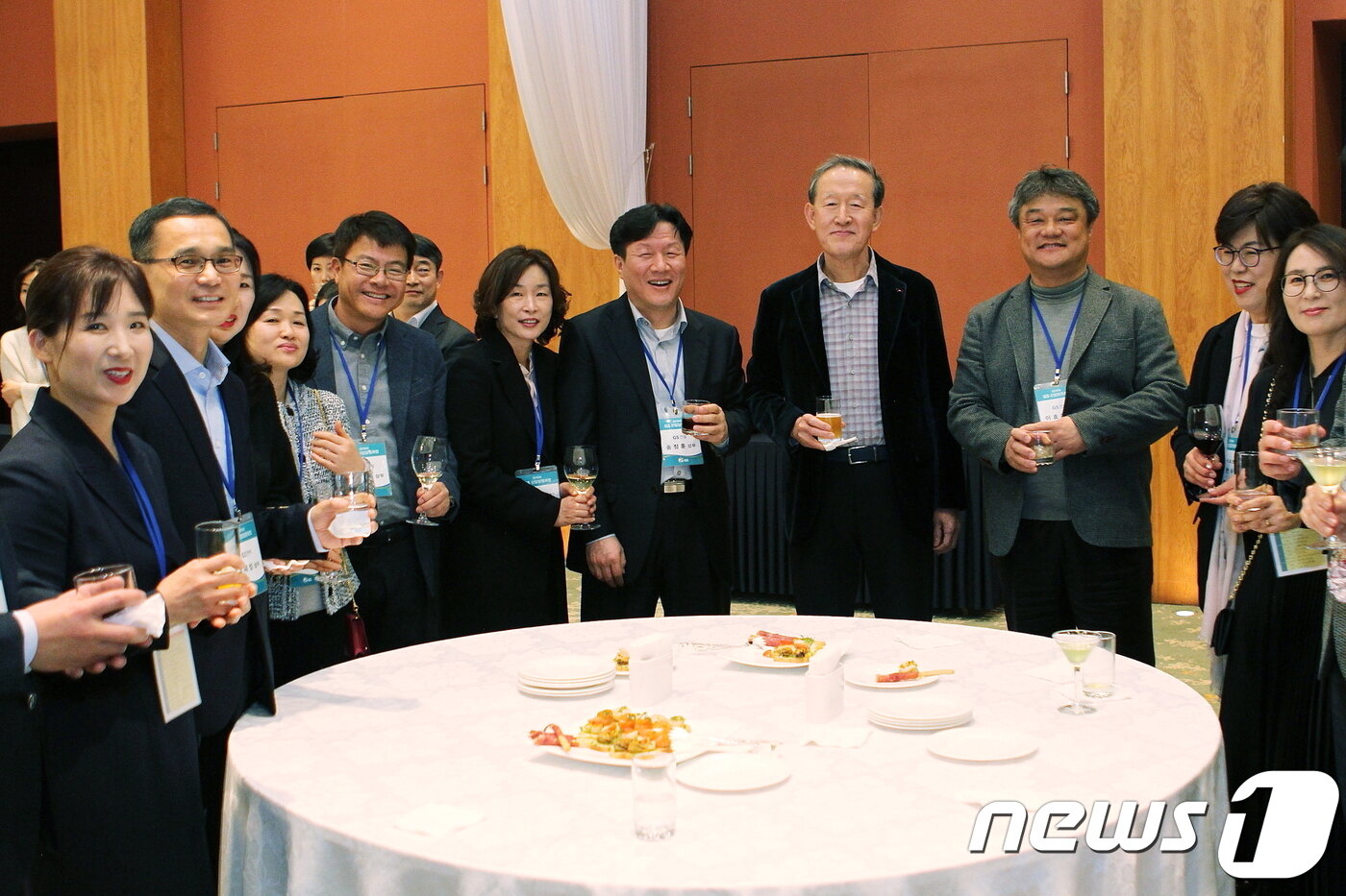 본문 이미지 - 지난 22일 제주도 엘리시안 리조트에서 열린 GS그룹 신임 임원들과의 만찬 자리에서 허창수 회장(왼쪽에서 4번째)이 임원들과 이야기를 신임 임원들을 격려하고 있다.ⓒ 뉴스1