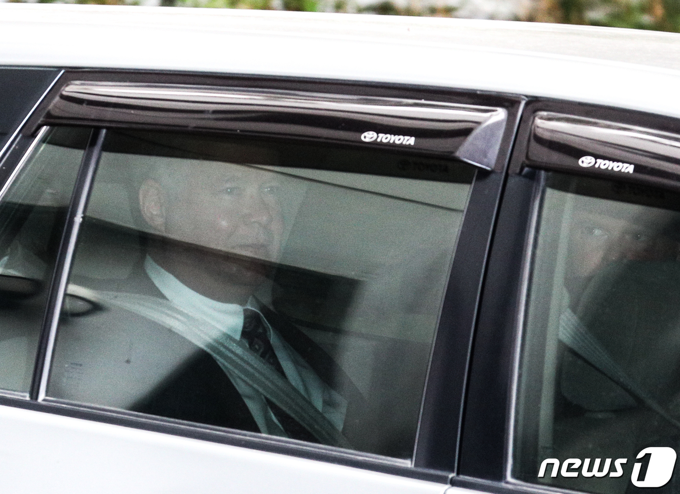 (하노이=뉴스1) 성동훈 기자 = 2차 북미회담을 사흘 앞둔 24일 오전 스티븐 비건 미국 미국 국무부 대북특별대표가 숙소인 베트남 하노이 파르크호텔을 나서고 있다. 2019.2. …