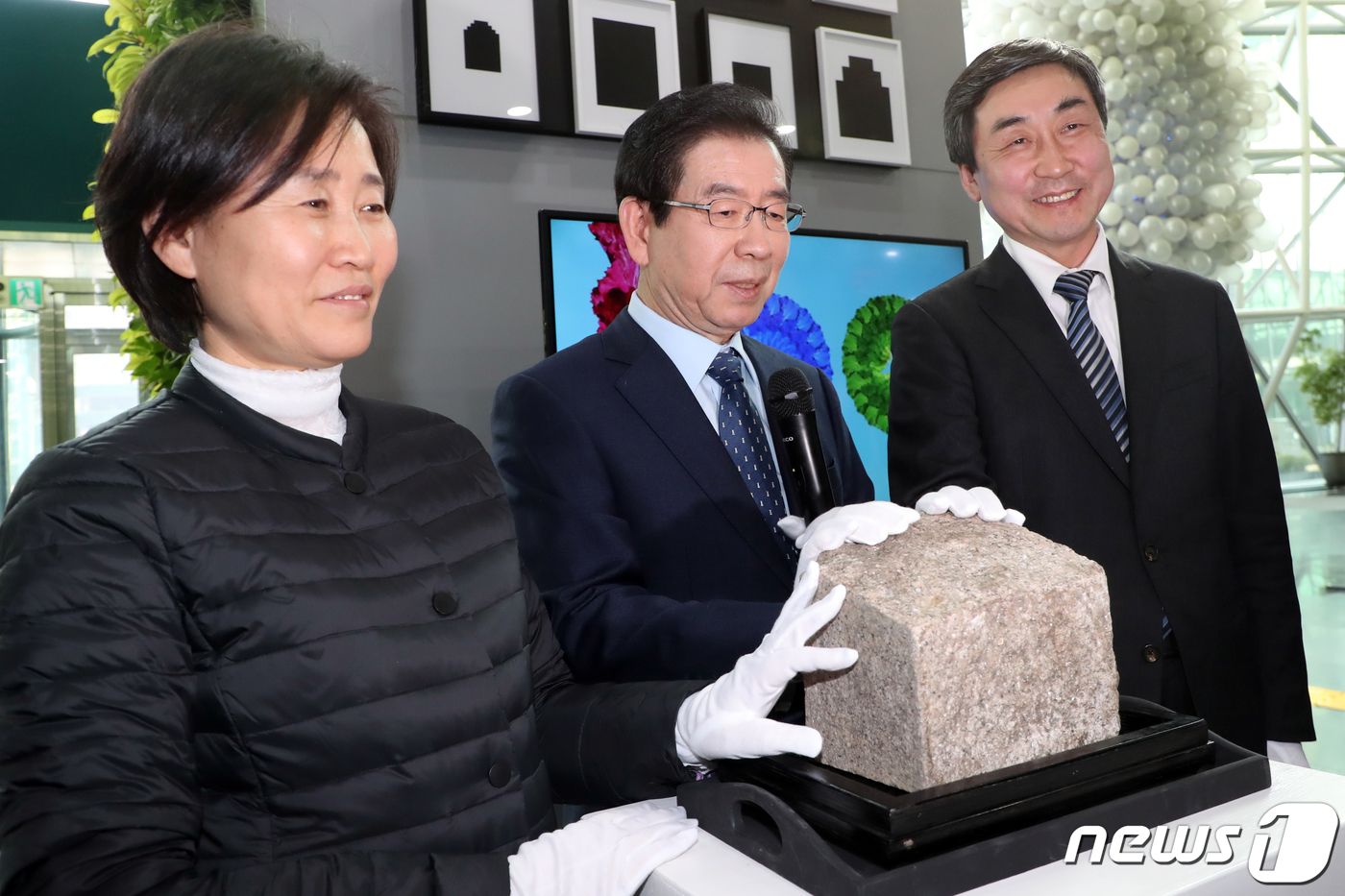 (서울=뉴스1) 황기선 기자 = 박원순 서울시장이  24일 오후 서울시청에서 열린 '돌의 귀환' 행사에서 '서울 돌'을 인수받고 인사말을 하고 있다.창신동 채석장에서 채굴돼 조선총 …