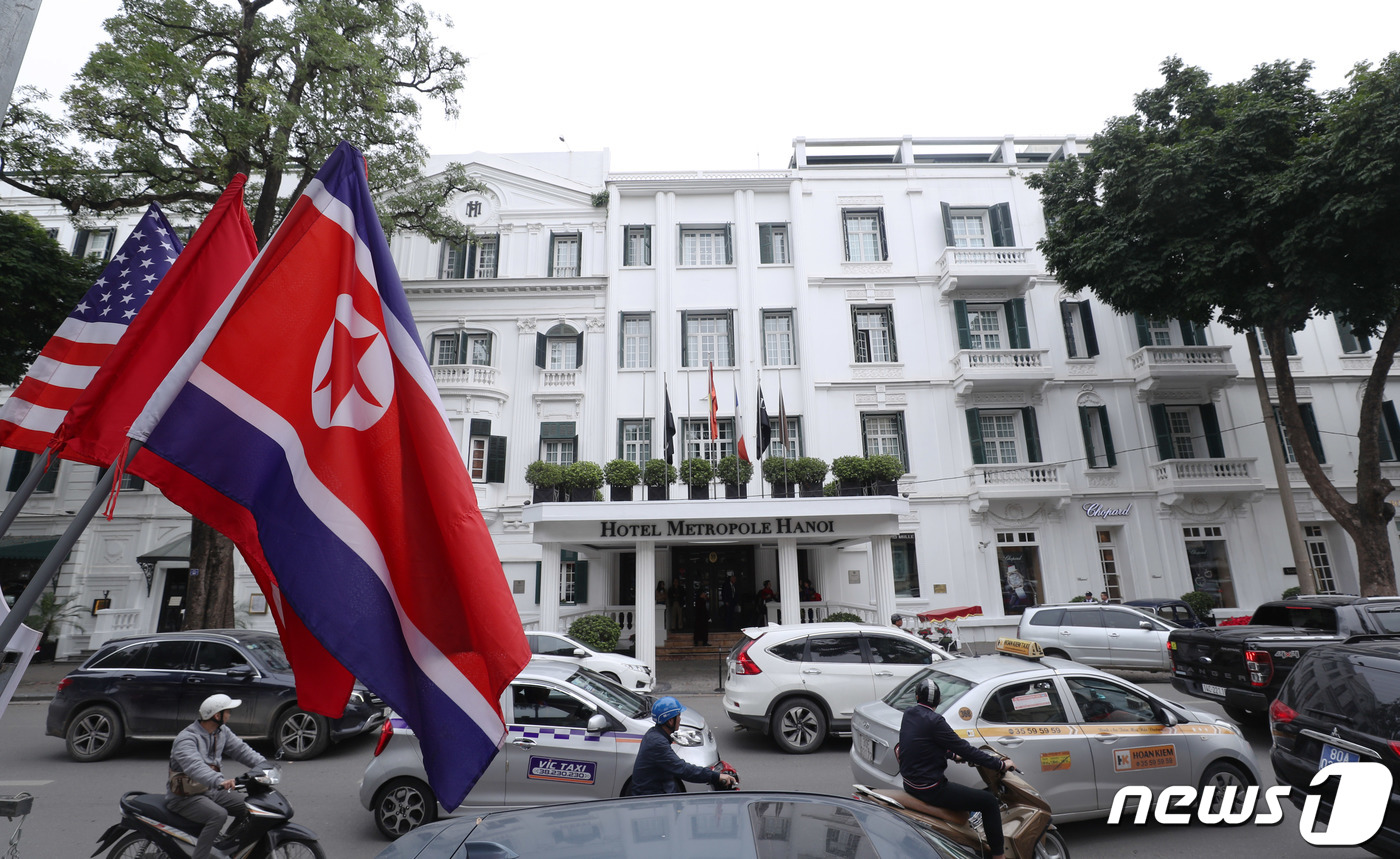 (하노이=뉴스1) 박세연 기자 = 제2차 북미정상회담을 3일 앞둔 24일 베트남 하노이 메트로폴호텔 앞에 미국 성조기와 북한 인공기, 베트남 금성홍기가 걸려있다. 2019.2.24 …
