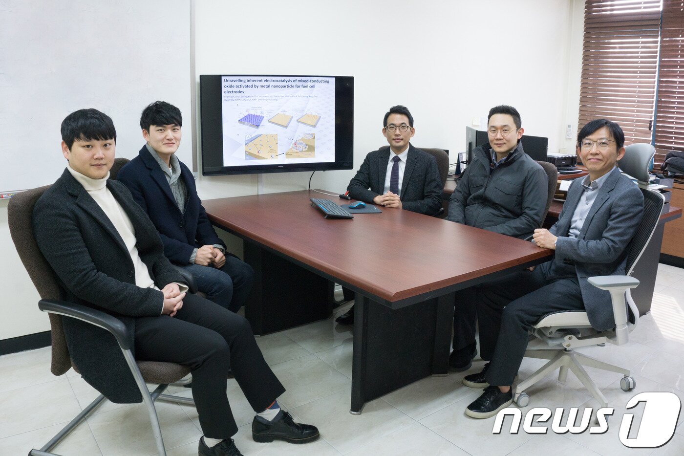 본문 이미지 - 맨 좌로부터 하현우(충남대 박사과정생), 최윤석(KAIST 박사), 정우철(KAIST 부교수), 김현유(충남대 조교수), 김상욱(KAIST 석좌교수) ⓒ 뉴스1