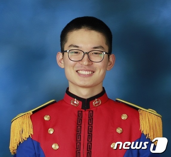 (서울=뉴스1) = 25일 오전 서울 노원구 육군사관학교에서 열린 79기 입학식을 통해 육사 생도의 길을 걷는 이현우 생도.이 생도는 월남전에 참전한 할아버지와 학군장교 출신인 아 …