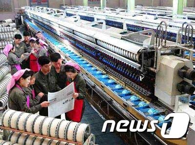 본문 이미지 - 김정은 북한 국무위원장의 평양 출발 소식을 접하고 있는 시민들의 모습을 노동신문이 25일 보도했다. &#40;노동신문&#41; 2019.2.25/뉴스1