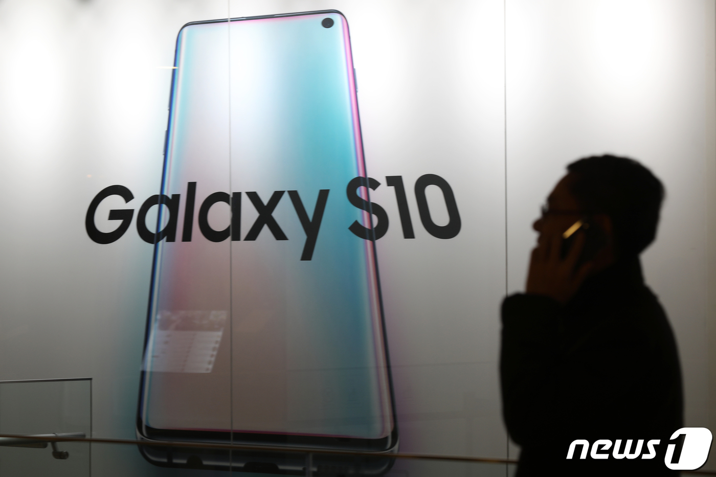 (서울=뉴스1) 민경석 기자 = 갤럭시 S10 사전 예약 판매가 시작된 25일 서울 서초구 삼성전자 딜라이트숍 앞에서 시민들이 갤럭시 S10 광고물 앞을 지나가고 있다.삼성전자는 …