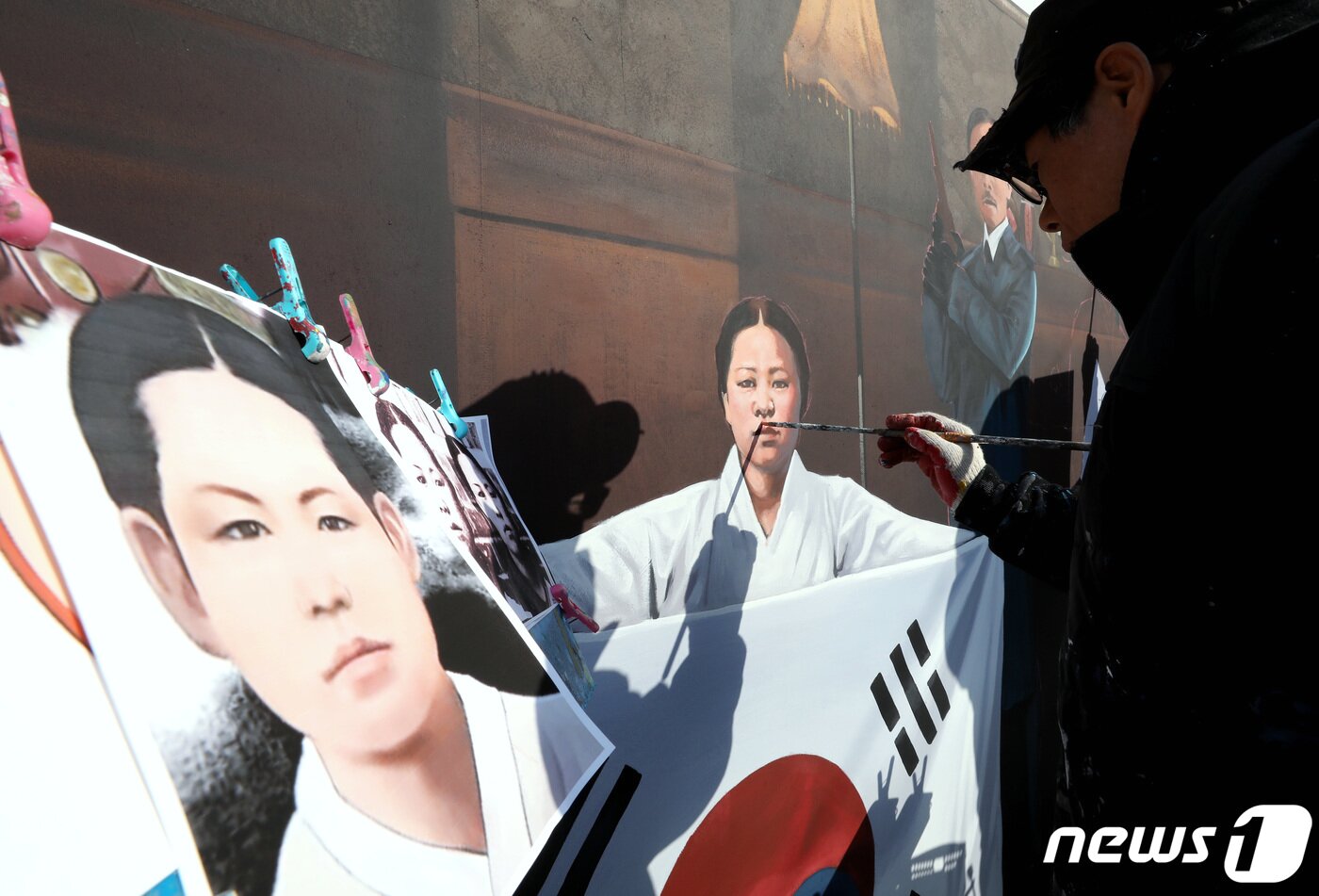 본문 이미지 - 3ㆍ1절 100주년을 나흘 앞둔 25일 오후 서울 종로구 돈의문박물관마을에서 관계자들이 백범 김구 선생, 유관순 열사, 윤봉길 의사, 도산 안창호 선생 등 독립운동가의 벽화를 그리고 있다. 2019.2.25/뉴스1 ⓒ News1 박정호 기자