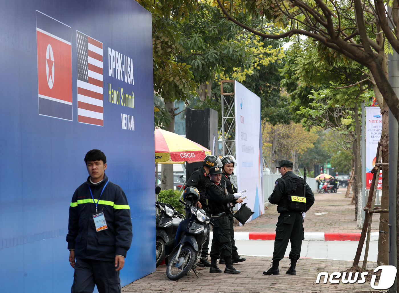 (하노이=뉴스1) 박세연 기자 = 제2차 북미정상회담을 이틀 앞둔 25일 도널드 트럼프 미국 대통령의 숙소로 유력한 베트남 하노이 JW메리어트호텔에 무장병력이 경계근무를 하고 있다 …