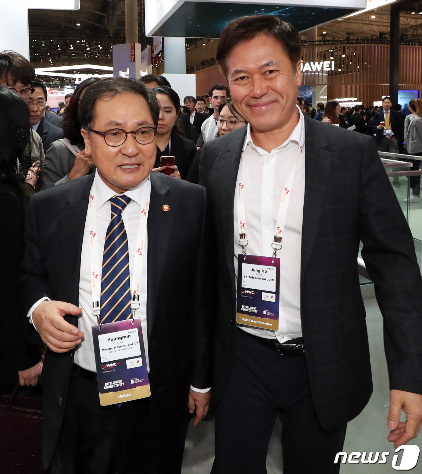 (바르셀로나(스페인)=뉴스1) 허경 기자 = 세계 최대 모바일 박람회 'MWC 19' 개막일인 25일 스페인 바르셀로나 피아그란비아 전시관에서 SK텔레콤 부스를 찾은 유영민 과학기 …