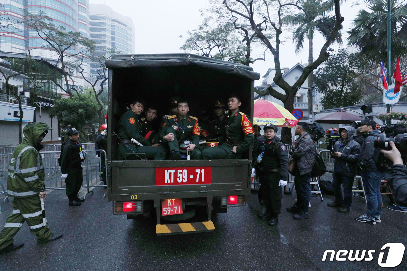 (하노이=뉴스1) 박세연 기자 = 제2차 북미정상회담을 하루 앞둔 26일 김정은 북한 국무위원장 숙소로 유력한 베트남 하노이 멜리아호텔로 공안병력을 태운 차량이 들어서고 있다. 2 …