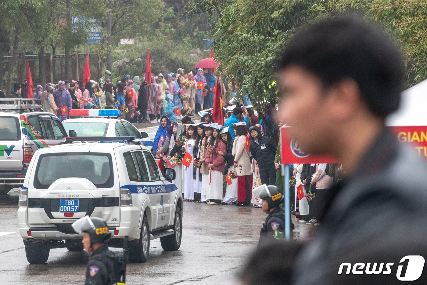 본문 이미지 - 북미정상회담을 하루 앞둔 26일(현지시간) 김정은 북한 국무위원장이 특별열차편으로 도착할 것으로 예상되는 베트남 랑선성 동당역에서 시민들이 김 위원장 도착을 환영하기 위해 인공기를 들고 있다. ⓒ News1 성동훈 기자
