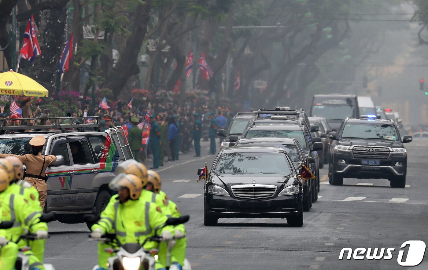 본문 이미지 - 김정은 북한 국무위원장이 탄 차량이 26일(현지시간) 숙소인 베트남 하노이 멜리아호텔로 들어서고 있다. ⓒ News1 박세연 기자