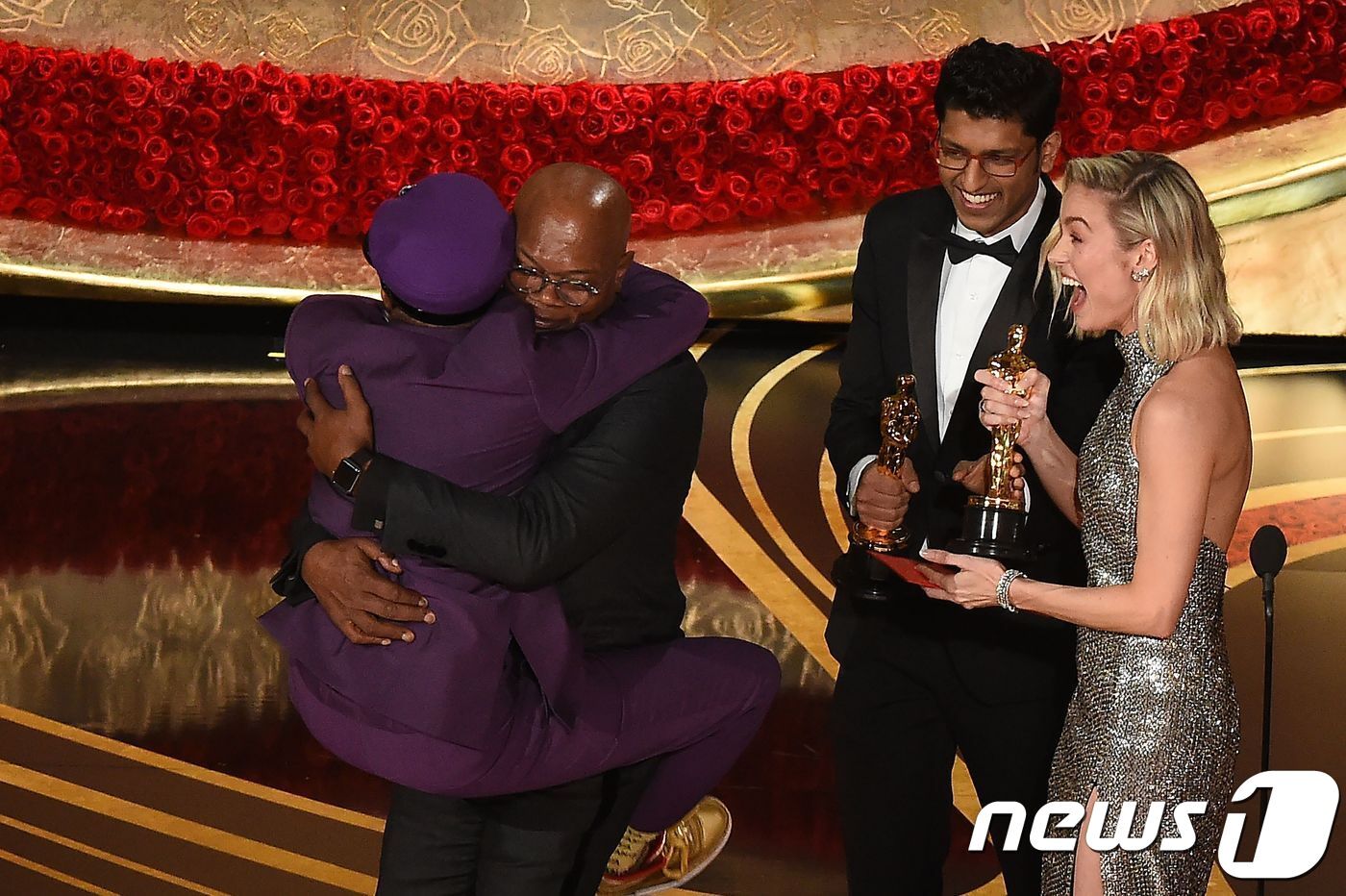 본문 이미지 - 사무엘 L.잭슨을 껴안는 스파이크 리 ⓒ AFP=뉴스1