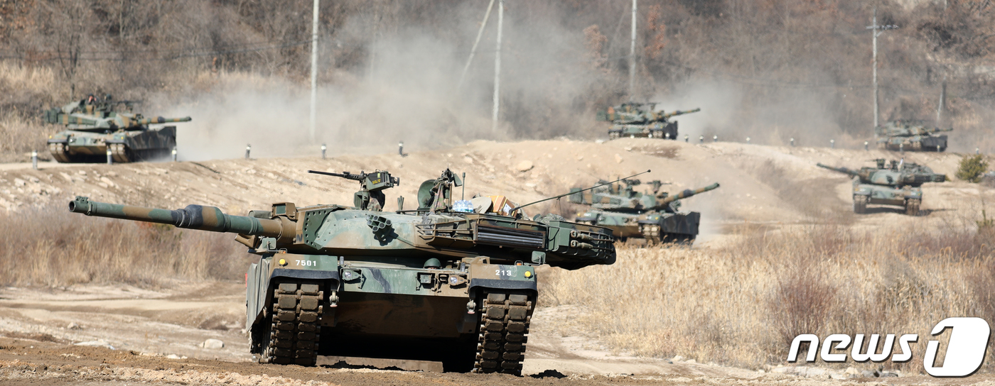 (철원=뉴스1) 하중천 기자 = 26일 오후 강원 철원군 지포리 사격장 일원에서 육군 제8기계화보병사단 백호대대 소속 군장병들이 K-1A2, K-200 장갑차 등 기동·사격 훈련을 …