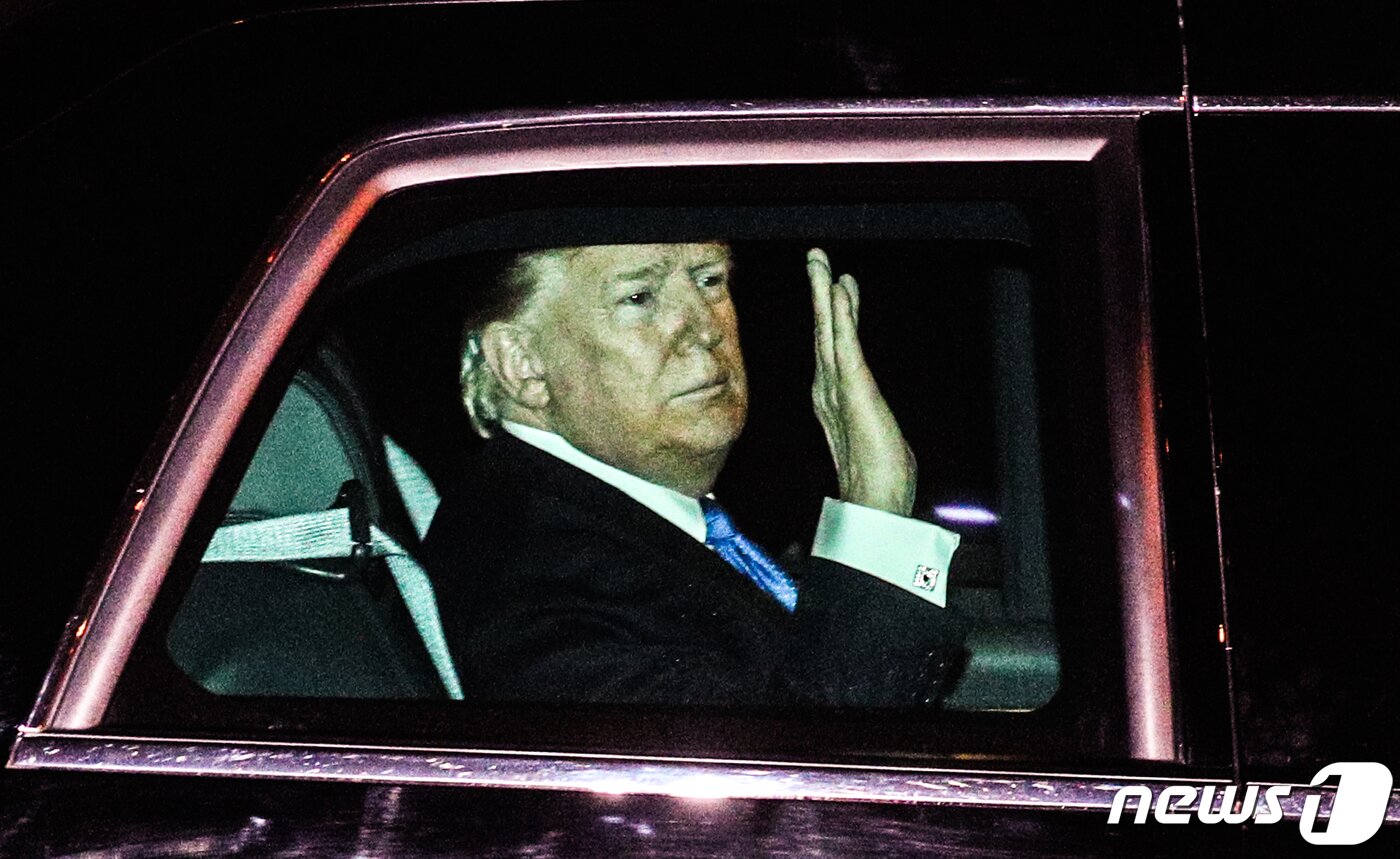 본문 이미지 - 도널드 트럼프 미국 대통령이 제2차 북미정상회담을 하루 앞둔 26일(현지시간) 베트남 하노이 노이바이 공항에 도착해 전용차를 타고 숙소로 이동하고 있다.2019.2.26/뉴스1 ⓒ News1 성동훈 기자