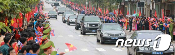 본문 이미지 - 김정은 북한 국무위원장이 탑승한 차량이 지난 26일 숙소인 하노이 멜리아호텔로 향하는 모습을 27일 노동신문이 보도했다. (노동신문) 2019.2.27/뉴스1