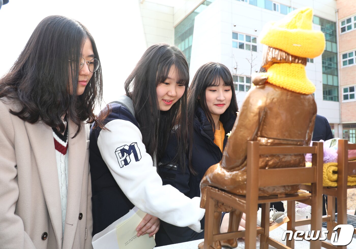 본문 이미지 - 27일 강원 춘천시 춘천여자고등학교에서 '춘천여고 평화의 소녀상 제막식'이 열린 가운데 학생들이 평화의 소녀상을 어루만지고 있다.2019.2.27/뉴스1 ⓒ News1 이찬우 기자