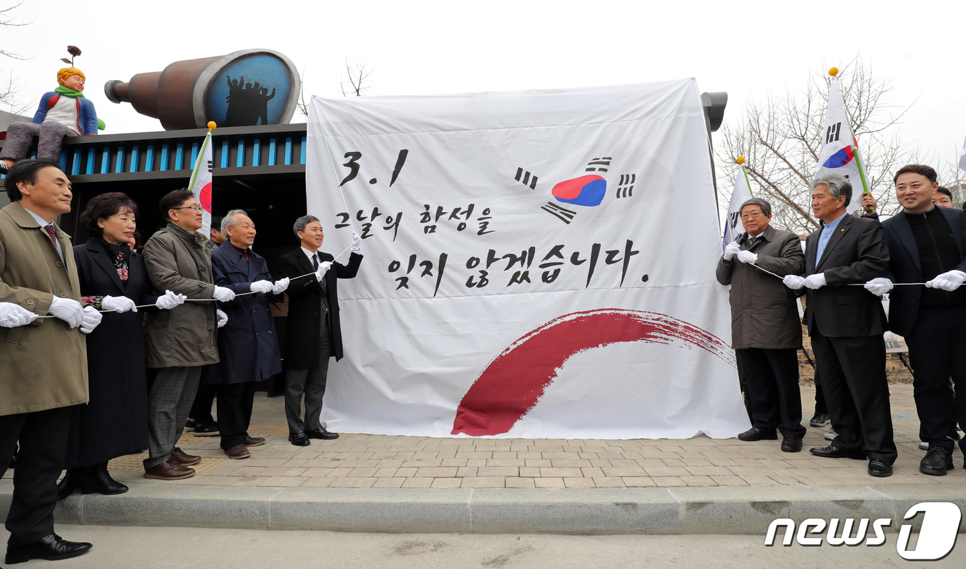 (전주=뉴스1) 문요한 기자 = 27일 전북 전주시 신흥중·고등학교 앞 버스정류장에서 3·1운동 100주년 기념 승강장 제막식이 열렸다. 김승수 전주시장, 박병술 전주시의장, 조재 …