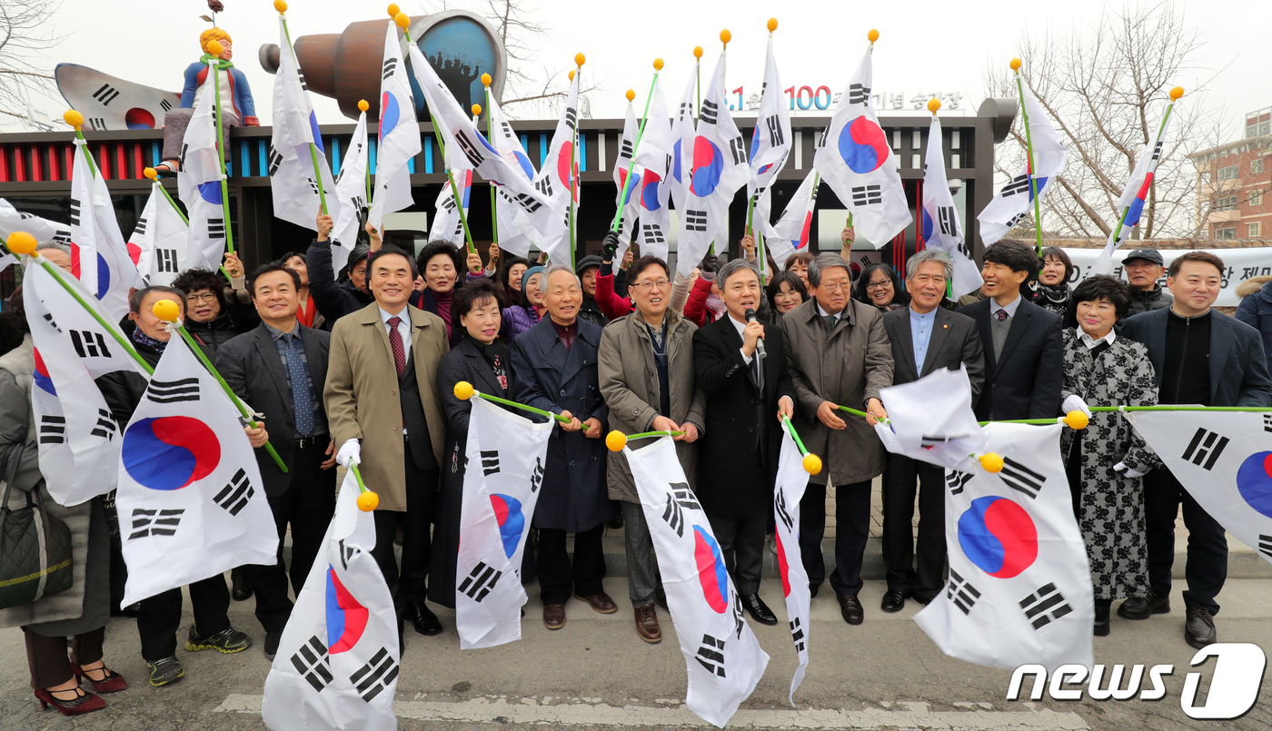 (전주=뉴스1) 문요한 기자 = 27일 전북 전주시 신흥중·고등학교 앞 버스정류장에서 3·1운동 100주년 기념 승강장 제막식이 열렸다. 김승수 전주시장, 박병술 전주시의장, 이기 …