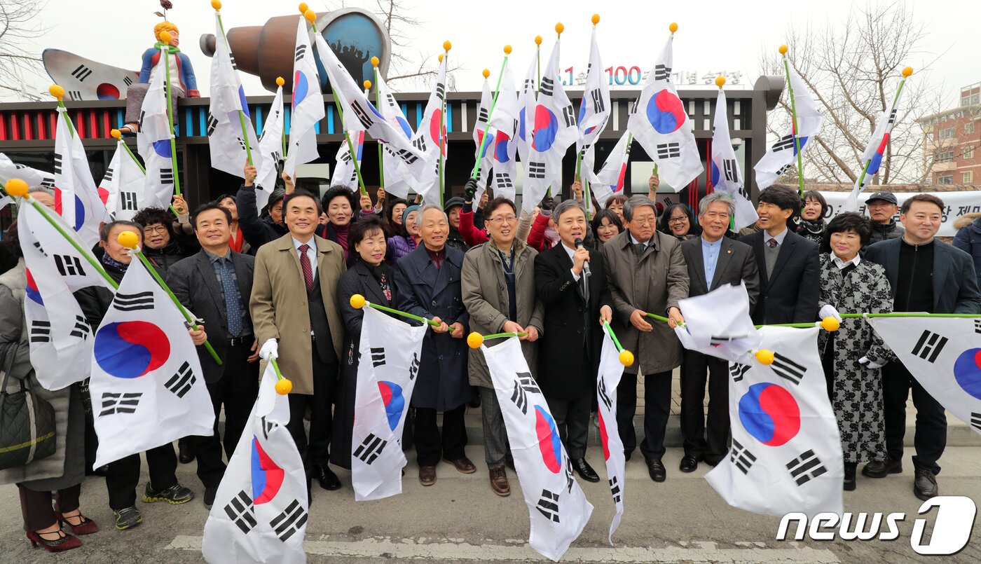 본문 이미지 - 전북 전주시 신흥중·고등학교 앞 버스정류장에서 열린 3·1운동 100주년 기념 승강장 제막식. 전주시는 3·1절 100주년을 맞아 전주3·1 만세운동의 발상지인 신흥학교 지역의 역사성을 기리기 위해 이곳의 시내버스 정류장을 3.1운동 기념 승강장으로 만들었다./뉴스1 ⓒ News1