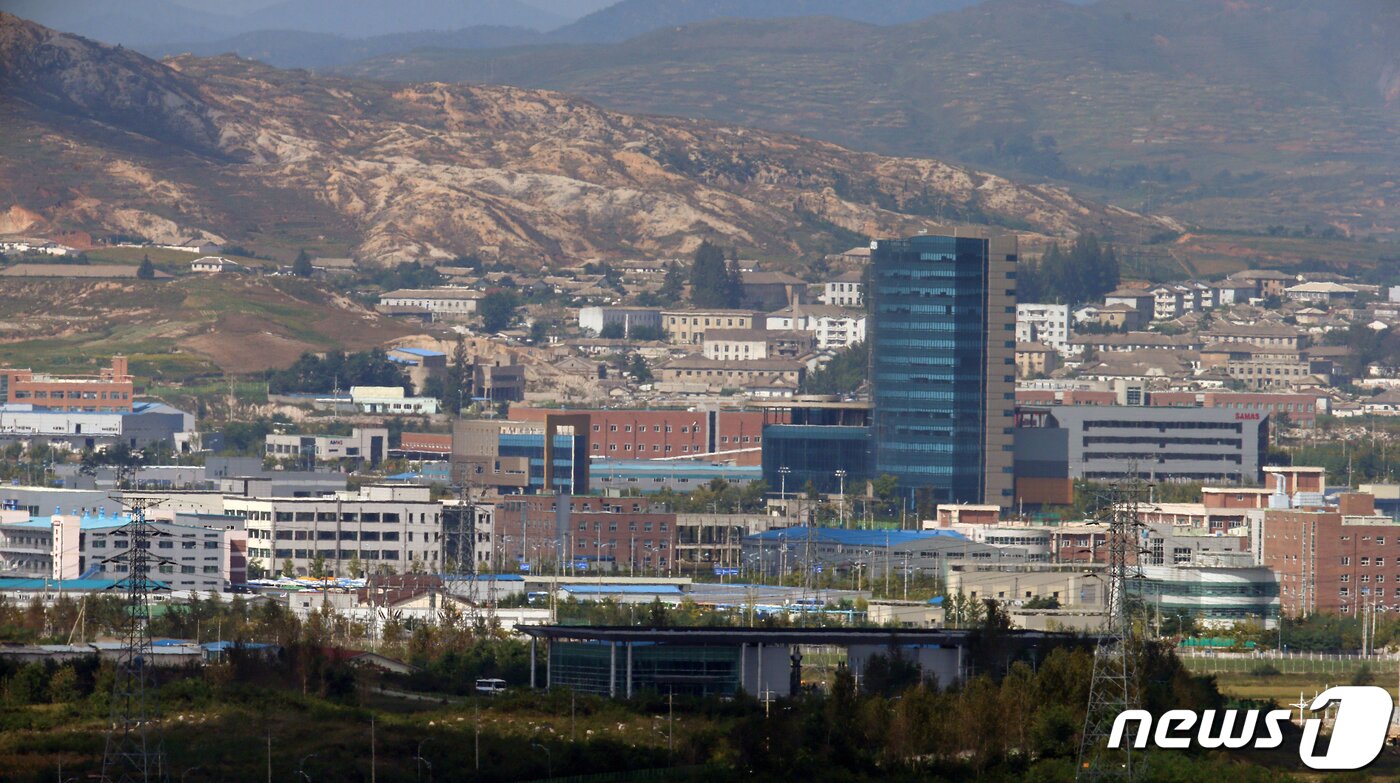 본문 이미지 - 경기도 파주 도라전망대에서 바라본 개성공단 전경. 개성 남북공동연락사무소 등이 폭파되기 전이다.(뉴스1 DB) 2019.2.27 ⓒ 뉴스1