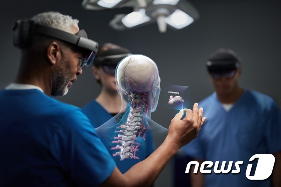 마이크로소프트의 홀로렌즈2를 착용한 의사들이 수술을 준비하고 있다. (마이크로소프트 제공) 2019.2.26 © 뉴스1