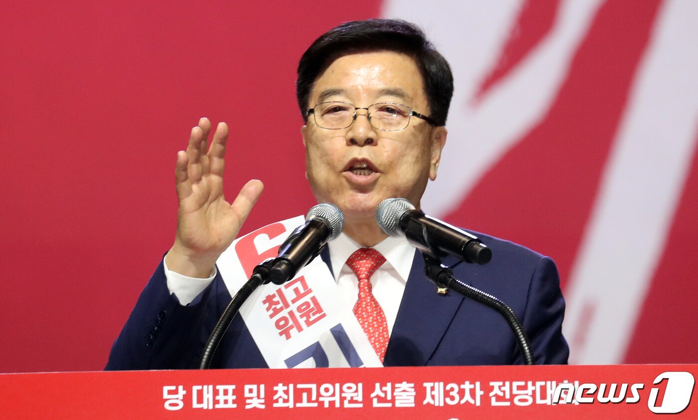 본문 이미지 - 김광림 자유한국당 최고위원 후보가 27일 경기도 고양시 일산 킨텍스에서 열린 제3차 전당대회에서 지지를 호소하고 있다. 2019.2.27/뉴스1 ⓒ News1 김명섭 기자