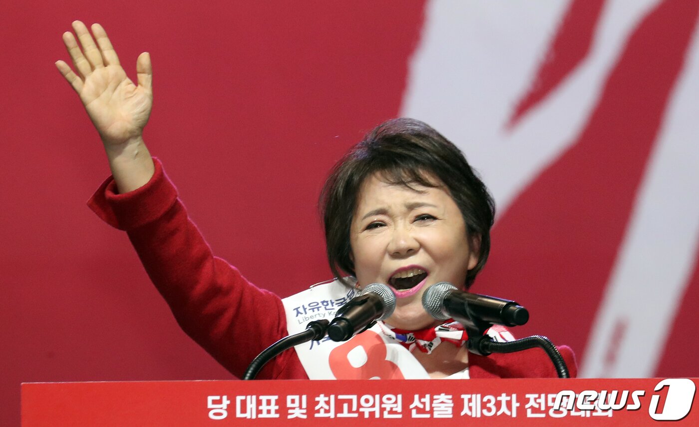 본문 이미지 - 정미경 자유한국당 최고위원 후보가 27일 경기도 고양시 일산 킨텍스에서 열린 제3차 전당대회에서 지지를 호소하고 있다. 2019.2.27/뉴스1 ⓒ News1 김명섭 기자