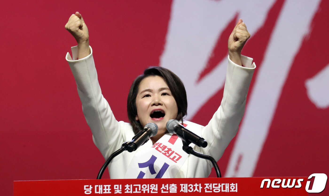 본문 이미지 - 신보라 자유한국당 청년 최고위원 후보가 27일 경기도 고양시 일산 킨텍스에서 열린 제3차 전당대회에서 지지를 호소하고 있다. 2019.2.27/뉴스1 ⓒ News1 김명섭 기자