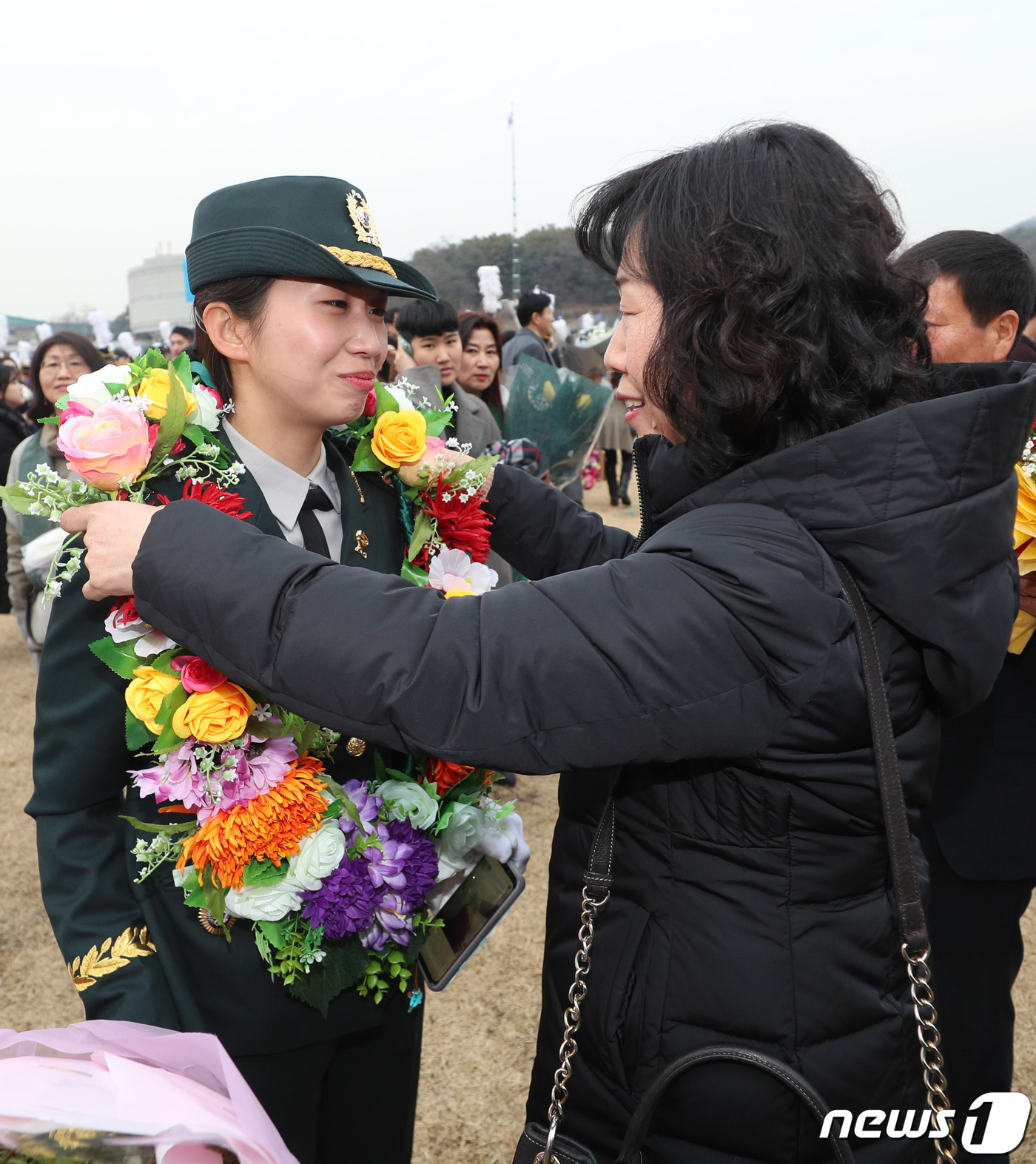 (서울=뉴스1) 오장환 기자 = 27일 오후 서울 노원구 육군사관학교 화랑연병장에서 열린 제75기 임관 및 졸업식에서 졸업 생도가 가족에게 축하를 받고 있다. 2019.2.27/뉴 …