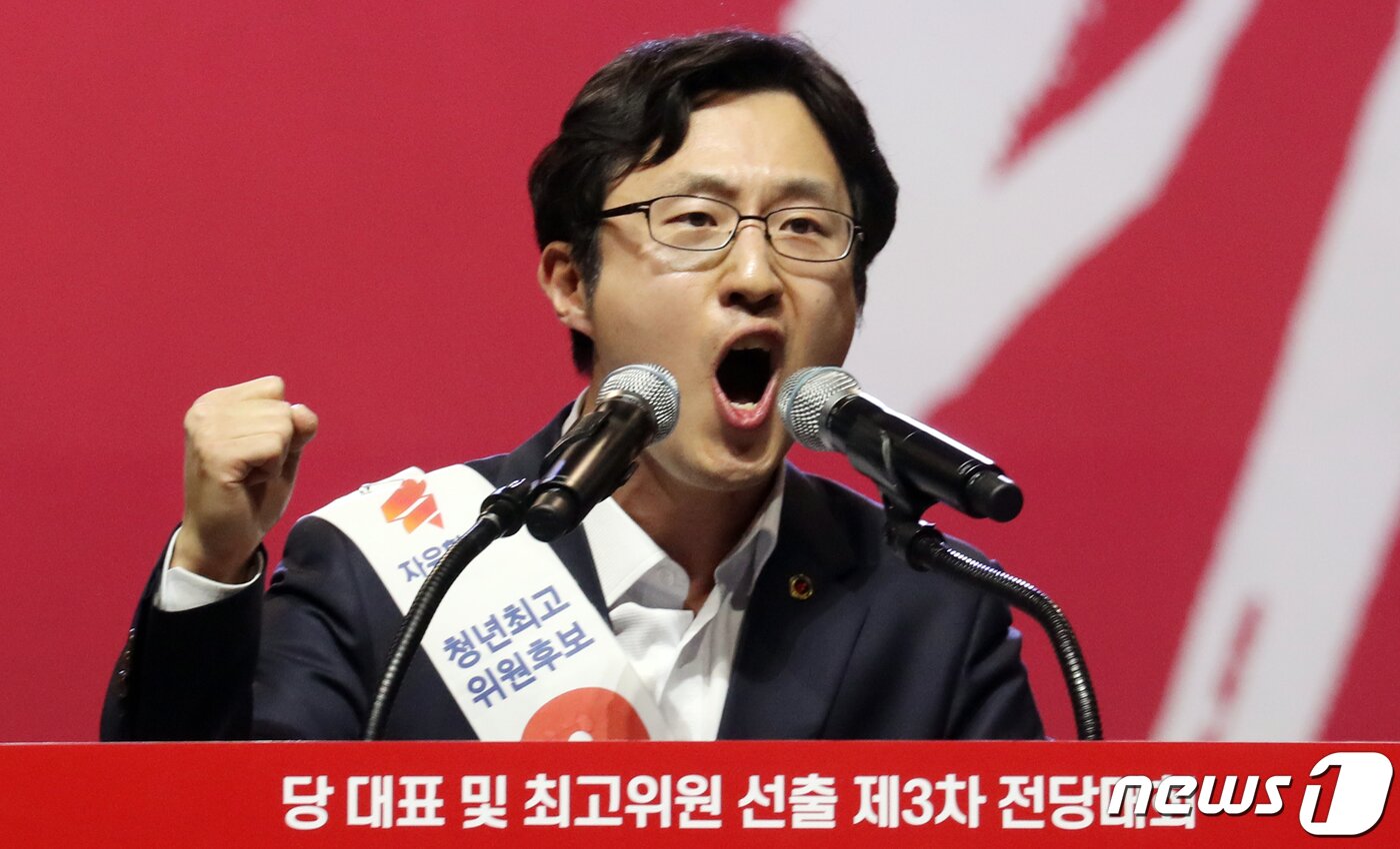 본문 이미지 - 김준교 자유한국당 청년 최고위원 후보가 27일 경기도 고양시 일산 킨텍스에서 열린 제3차 전당대회에서 지지를 호소하고 있다. 2019.2.27/뉴스1 ⓒ News1 김명섭 기자