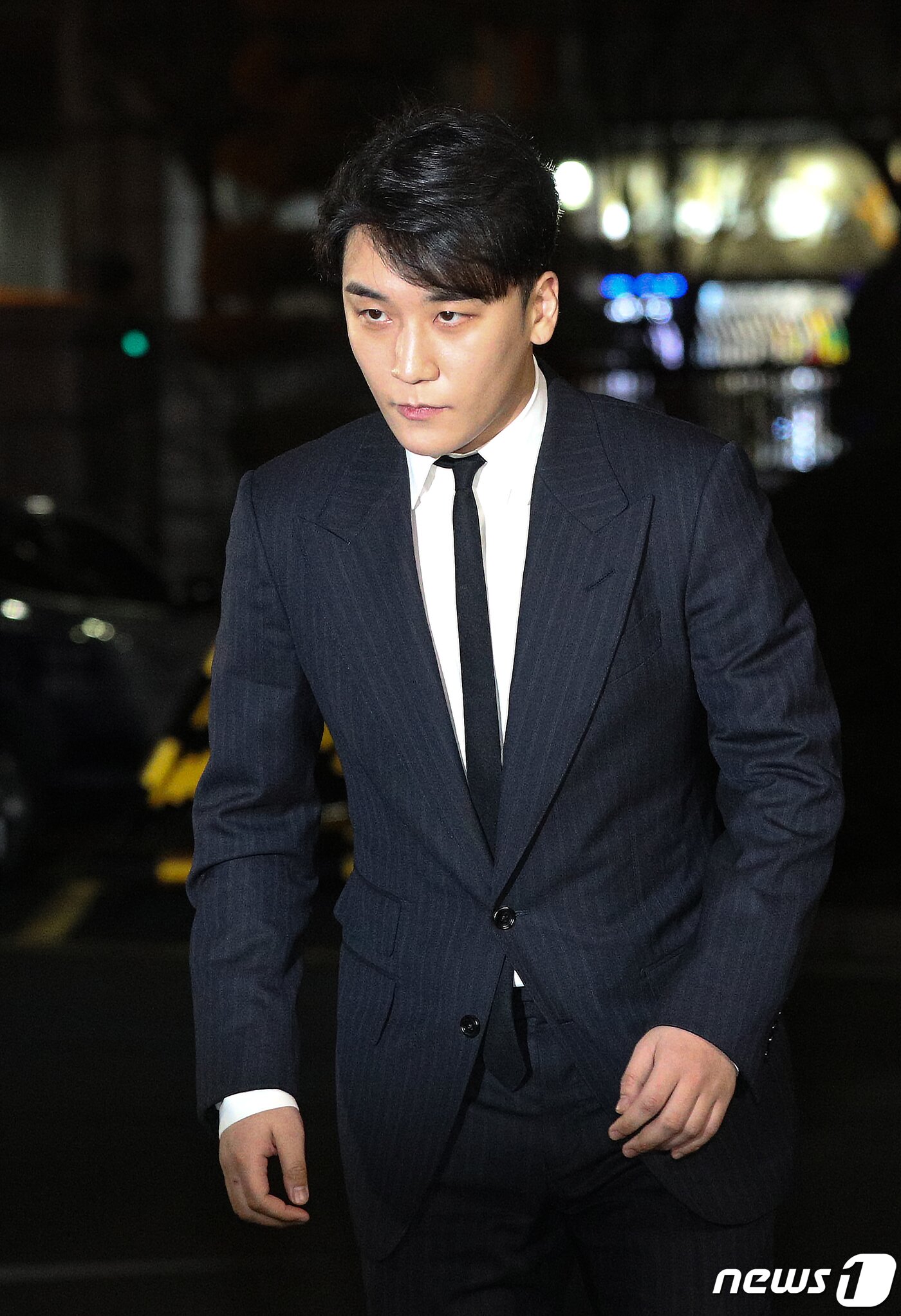 본문 이미지 - 자신이 운영에 참여했던 클럽 버닝썬에서 '성접대'를 한 의혹을 받고 있는 가수 승리(본명 이승현)가 27일 오후 서울 종로구 서울지방경찰청으로 출석하고 있다. 2019.2.27/뉴스1 ⓒ News1 신웅수 기자