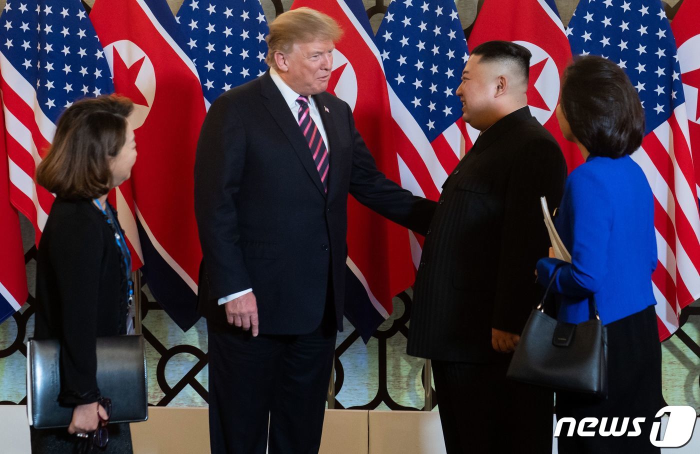 (서울=뉴스1) = 김정은 북한 국무위원장과 트럼프 미국 대통령이 27일 베트남 하노이 메트로폴 호텔에서 단독회담 후 친교 만찬에서 대화를 하고 있다.(미국 백악관 트위터) 201 …