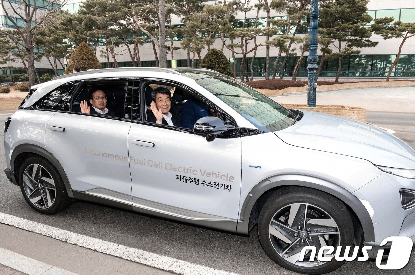 본문 이미지 - 왼쪽부터 장병돈 산업은행 혁신성장금융부문 부행장과 이동걸 산업은행 회장이 넥쏘 자율주행차를 시승하는 모습(현대자동차 제공)ⓒ 뉴스1