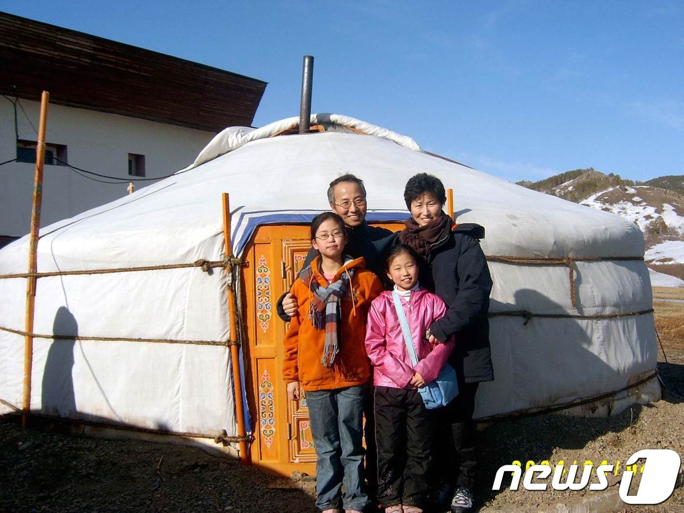 여름엔 섭씨 40도가 넘고, 겨울이면 영하 45도까지 곤두박질치는 몽골. 이곳서 그는 선교사로 인생 2막을 보냈다. 남편, 두 딸과 함께.&#40;사진제공=양영자 감독&#41;ⓒ 뉴스1