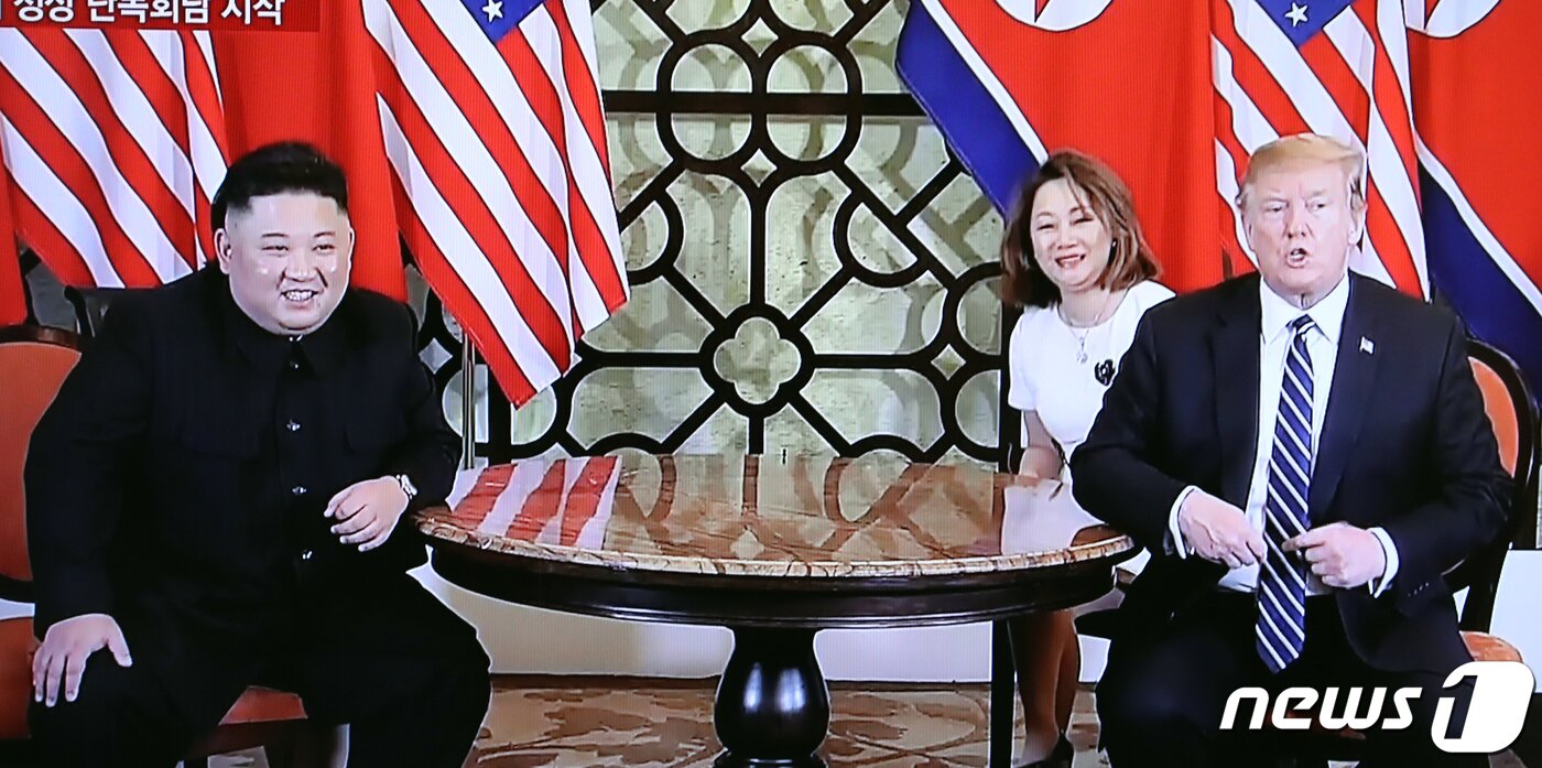 본문 이미지 - 2019년 2월 28일 트럼프 미국 대통령과 김정은 북한 노동당 총비서가 베트남 하노이의 소피텔 레전드 메트로폴 호텔에서 확대 정상회담을 하는 모습이 TV에 중계되고 있다. 트럼프 대통령 뒤로 이연향 통역사의 모습이 보인다.(YTN 캡쳐) 2019.2.28 ⓒ 뉴스1 송원영 기자