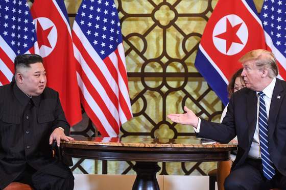 NYT "이란전 수렁 갇힌 트럼프, 다시 김정은에 눈 돌려"