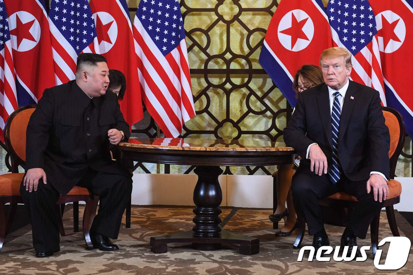 본문 이미지 - 도널드 트럼프 전 미국 대통령과 김정은 북한 국무위원장이 2019년 2월28일(현지시간) 베트남 하노이 소피텔 레전드 메트로폴 호텔에서 단독회담을 하고 있는 모습. ⓒ AFP=뉴스1 ⓒ News1 우동명 기자