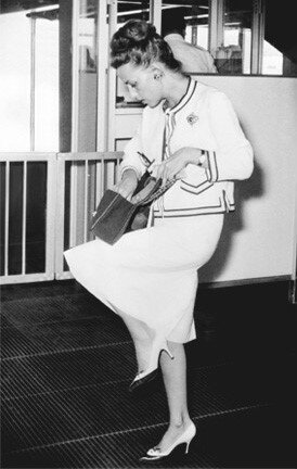 본문 이미지 - 프랑스의 영화 배우 잔느 모로(Jeanne Moreau)가 샤넬 슈트를 입은 모습(1960). ⓒ 뉴스1(출처: 샤넬)