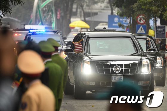 [사진] 정상회담 장소 떠나는 트럼프 대통령