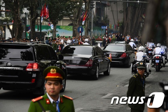 [사진] 북미정상회담장 떠나는 김정은 차량 행렬