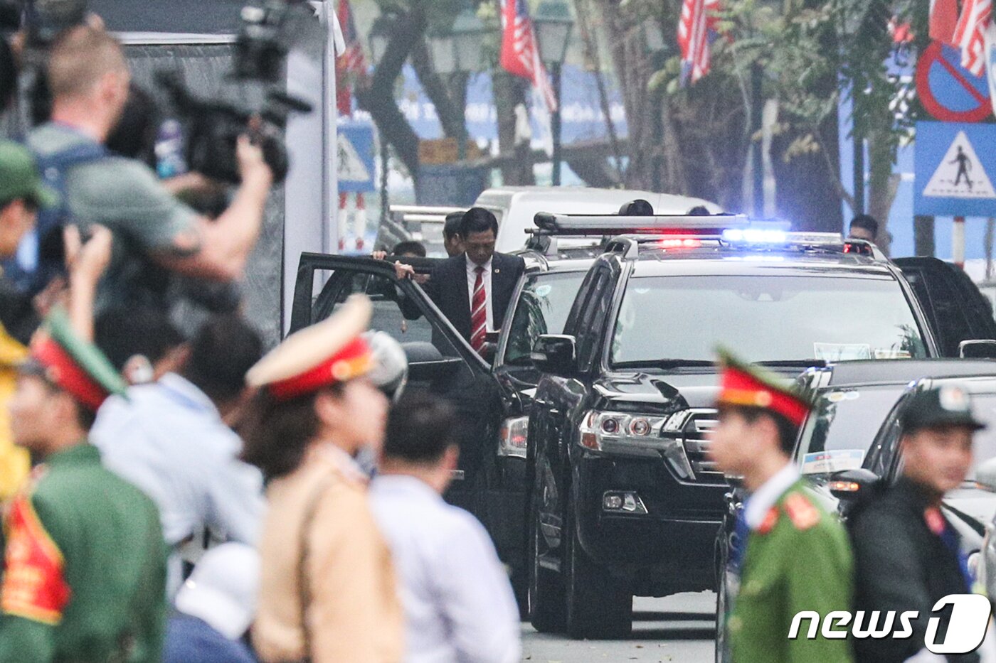 본문 이미지 - 지난 2019년 2월28일 김정은 북한 노동당 총비서가 탄 차량이 2차 북미 정상회담장인 베트남 하노이 메트로폴 호텔을 빠져 나가고 있다. 2019.2.28/뉴스1 ⓒ News1 성동훈 기자