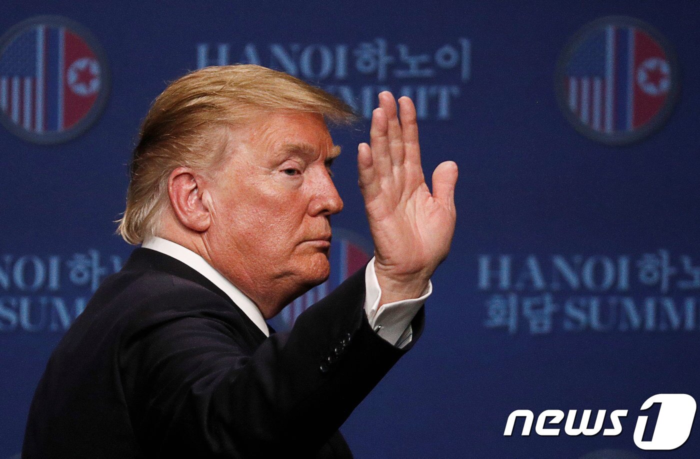 본문 이미지 - 도널드 트럼프 미국 대통령이 2019년 2월 28일&#40;현지시간&#41; 하노이 메리어트 호텔에서2차 북미정상회담 결렬 관련 기자회견 후 회견장을 떠나고 있다. ⓒ 로이터=뉴스1 ⓒ News1 우동명 기자