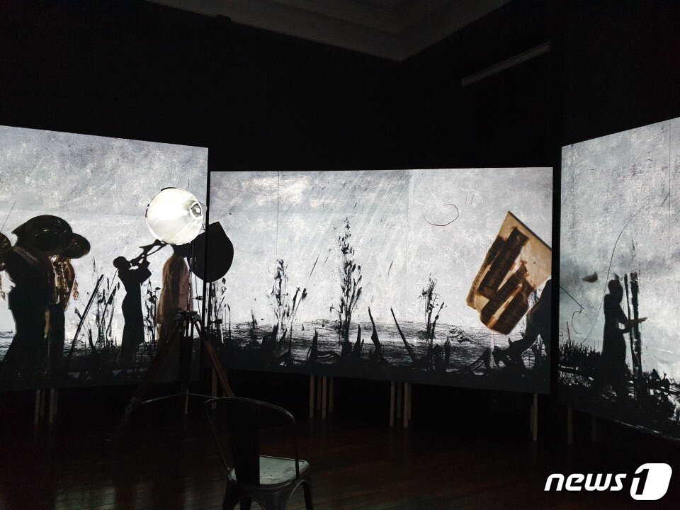 본문 이미지 - 윌리엄 켄트리지 '더욱 달콤하게 춤을'ⓒ 뉴스1