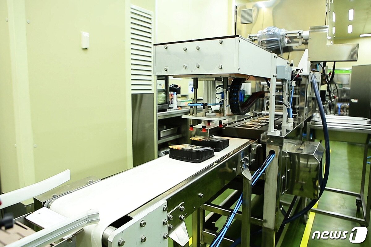본문 이미지 - 아워홈 센트럴키친 포장 설비. ⓒ 뉴스1