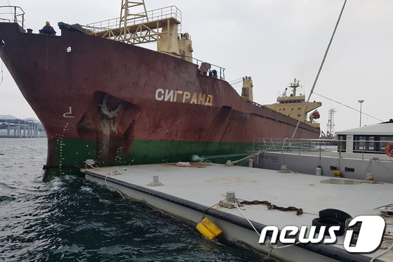 28일 오후  러시아 선박 씨그랜드호가 다이아몬드베이 요트와 바지선을 들이받은 채 멈춰 서있다.모습. © News1 여주연 기자
