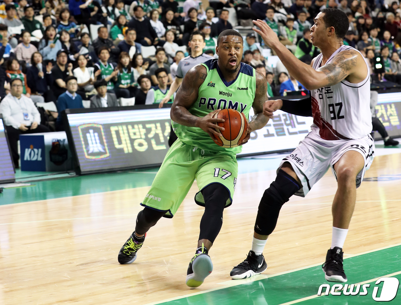 (원주=뉴스1) 박하림 기자 = 3일 강원 원주종합체육관에서 열린 2018-2019 SKT 5GX KBL 프로농구 원주DB프로미와 안양KGC 인삼공사 경기에서 원주 마커스 포스터가 …