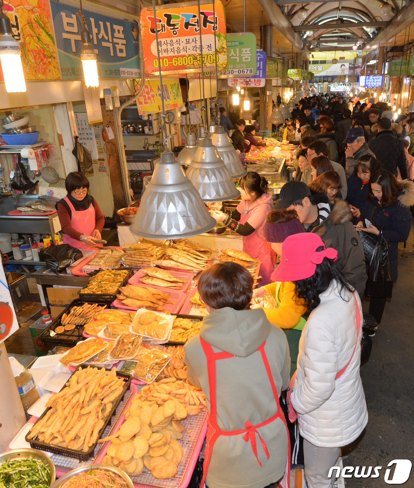 (포항=뉴스1) 최창호 기자 = 설 명절을 하루 앞둔 4일 경북 포항시 죽도시장 전 골목을 찾은 시민들이 제수용품을 구입하고 있다.2019.2.4/뉴스1