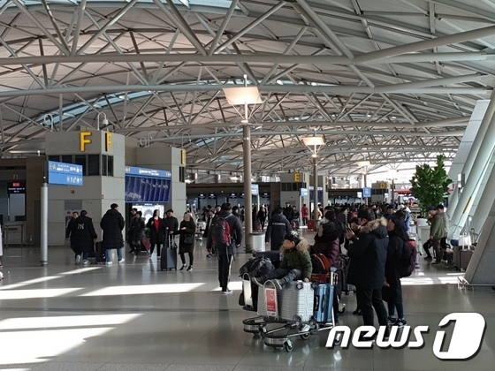 설날 당인인 5일 오전 인천국제공항에서 여행객들이 비행기를 기다리고 있다. 2019.2.5/ © 뉴스1