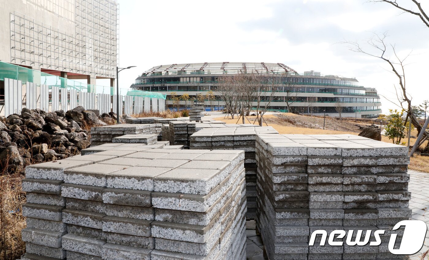 본문 이미지 - 1일 오전 제주 서귀포시 헬스케어타운 내 웰니스몰(왼쪽)과 힐링 스파이럴 호텔이 공사 중단으로 방치돼 있다.2019.2.6./뉴스1ⓒ 뉴스1 오미란 기자