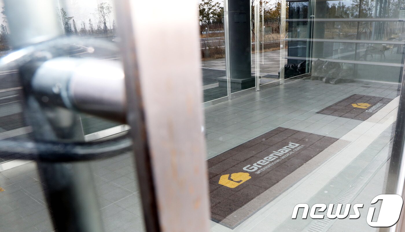 본문 이미지 - 1일 오전 제주 서귀포시 헬스케어타운 내 녹지국제병원 주출입구가 자물쇠로 잠겨져 있다.2019.2.6./뉴스1 ⓒ 뉴스1 오미란 기자